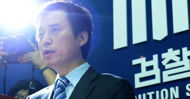 조은석 특별검사가 21일 김용현 전 국방부 장관 측 이의 신청을 반박하는 취지의 의견서를 법원에 제출했다. 사진은 조 특검이 대검찰청 형사부장 재직 당시 서울 서초구 대검찰청에서 세월호 침몰사고 최종 수사결과를 발표하고 있는 모습. 뉴시스