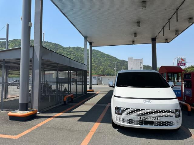 전북 전주시의 한 LPG 충전소에서 충전 중인 스타리아 모습. 이상무 기자