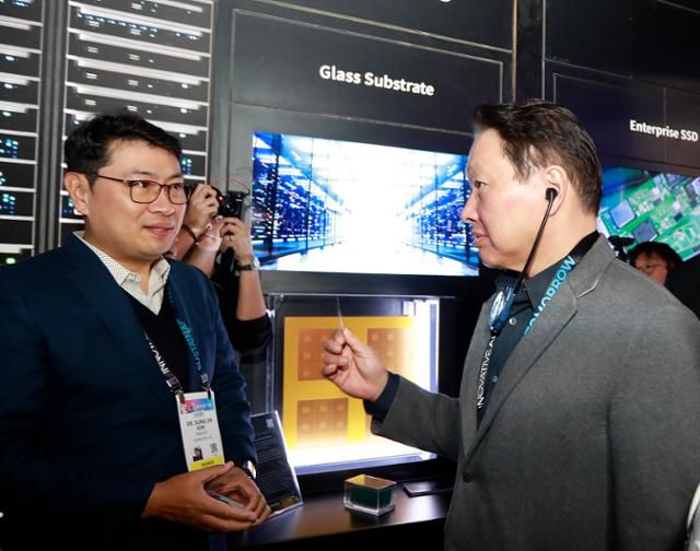최태원(오른쪽) SK그룹 회장이 1월 미국 라스베이거스에서 열린 세계 최대 가전·정보기술(IT) 전시회 'CES 2025' 행사장에 마련된 SK 전시관에서 유리기판을 살펴보고 있다. SK그룹 제공