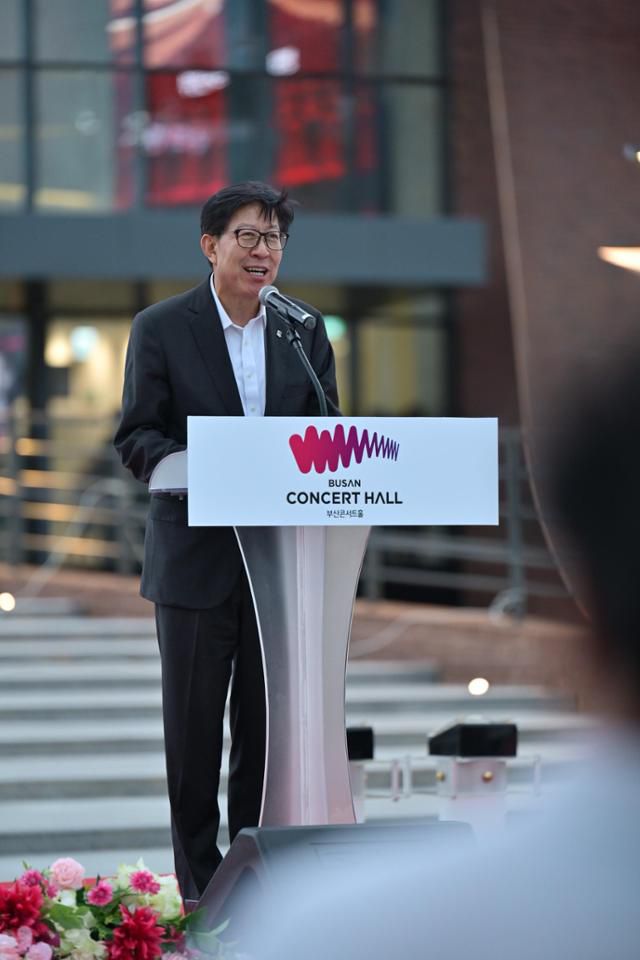 박형준 부산시장이 20일 부산콘서트홀 주 출입구 앞에서 열린 개관 기념식에서 기념사를 하고 있다. 클래식부산 제공