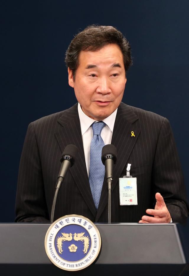 2017년 5월 문재인 당시 대통령이 새 정부 첫 국무총리 후보자로 지명했던 이낙연 당시 전남지사가 소감을 밝히고 있다. 한국일보 자료사진