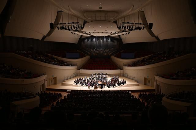 20일 공식 개관한 부산의 첫 클래식 전용홀 콘서트홀은 객석이 무대를 감싸는 빈야드 구조다. 클래식부산 제공