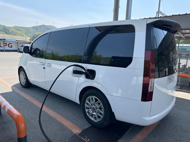 전주 한 LPG 충전소에서 충전 중인 스타리아 모습. 이상무 기자