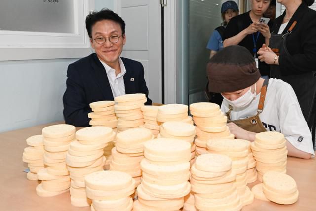김민석(맨 왼쪽) 국무총리 후보자가 19일 서울 신길동 '꿈더하기 사회적협동조합'에서 열린 발달장애인 일자리 현장 간담회 참석에 앞서 종사자들의 작업 환경을 둘러보고 있다. 뉴시스