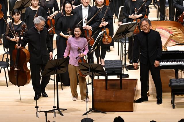 20일 부산콘서트홀에서 지휘자 겸 피아니스트로 무대에 오른 정명훈(오른쪽부터)과 바이올리니스트 쇼지 사야카, 첼리스트 지안 왕이 베토벤 '삼중 협주곡'을 연주한 뒤 무대 인사를 하고 있다. 클래식부산 제공