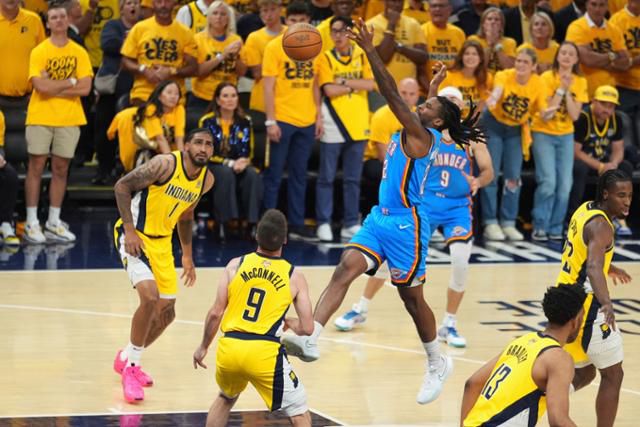 오클라호마시티의 샤이 길저스-알렉산더(가운데)가 2024~25시즌 NBA 파이널 6차전 도중 턴오버를 범하고 있다. 인디애나폴리스=AP 연합뉴스