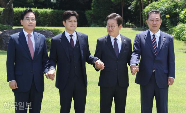 이재명 대통령이 22일 서울 한남동 관저에서 열린 여야 지도부 오찬 회동에서 기념촬영하고 있다. 왼쪽부터 국민의힘 송언석 원내대표, 김용태 비상대책위원장, 이 대통령, 더불어민주당 김병기 당대표 직무대행 겸 원내대표. 왕태석 선임기자