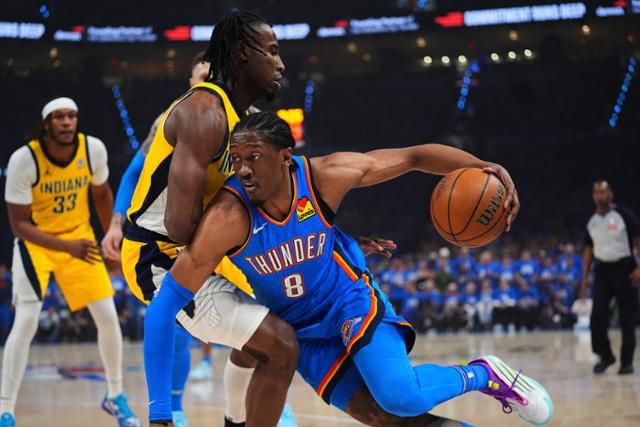 오클라호마시티의 제일런 윌리엄스(오른쪽)가 2024~25시즌 NBA 파이널 7차전 인디애나와 경기 도중 드리블 돌파를 시도하고 있다. 오클라호마시티=AP 연합뉴스