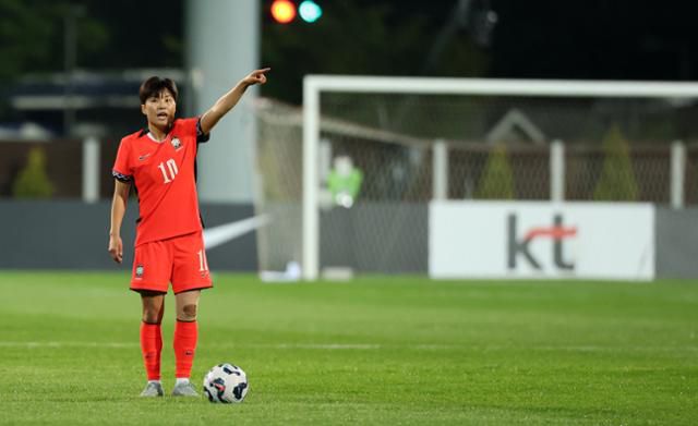 지소연이 5월 30일 인천 남동아시아드럭비경기장에서 열린 한국과 콜롬비아의 여자축구 국가대표팀 친선경기에서 프리킥을 준비하고 있다. 인천=뉴스1