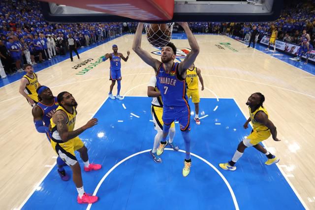 오클라호마시티의 쳇 홈그렌이 파이널 7차전 도중 덩크슛을 하고 있다. 오클라호마시티=AP 연합뉴스