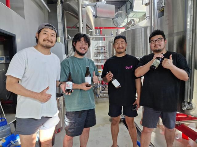 전남 강진군의 한적한 농촌 병영면에서 양조장을 만들어 강진 쌀 막걸리 '코리안화이트'와 지역특화 맥주 '하멜맥주'를 생산하는 김휘은(왼쪽 두 번째)씨와 임직원들. 이들 4명은 모두 병영면에 거주하며, 2명은 주민등록도 강진으로 옮겼다. 강진=박민식 기자