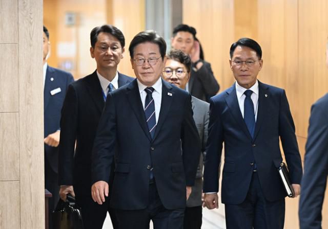 이재명 대통령이 23일 서울 용산 대통령실에서 열린 제1차 대통령 주재 수석.보좌관회의에 참석하고 있다. 왕태석 선임기자