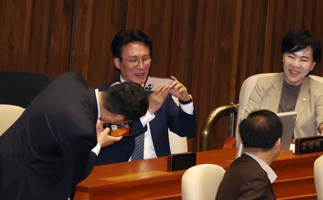 이재명 대통령 정부 초대 국무총리 후보자에 지명된 김민석 더불어민주당 의원이 5일 서울 여의도 국회에서 열린 제426회 국회(임시회) 제1차 본회의에서 이 대통령의 의원 당시 자리 등 의석 사진을 찍고 있다. 뉴시스