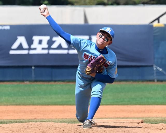 2022년 부산고 시절 성영탁이 봉황대기에서 역투하고 있다. 한국일보 자료사진