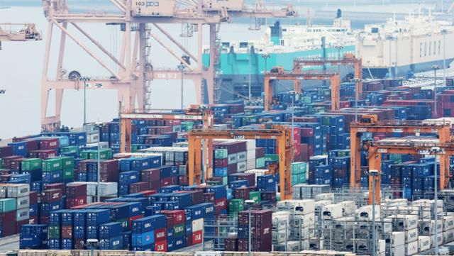 13일 경기 평택시 평택항에 수출용 컨테이너가 세워져 있다. 평택=뉴스1