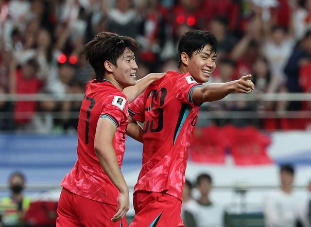 전진우(오른쪽)가 10일 서울월드컵경기장에서 열린 한국과 쿠웨이트의 2026 국제축구연맹(FIFA) 북중미월드컵 아시아 3차 예선 최종전에서 상대의 자책골을 유도한 뒤 배준호와 함께 기뻐하고 있다. 뉴시스