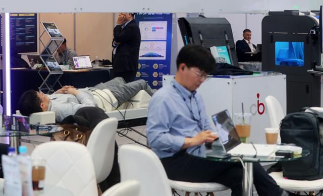 5월 7일 서울 강남구 코엑스에서 개막한 '바이오 코리아 2025'를 찾은 참가자들이 기기를 체험하거나 업무를 보고 있다. 뉴시스