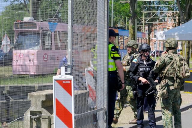 북대서양조약기구(NATO·나토) 정상회의 개막을 하루 앞둔 23일 네덜란드 헤이그에서 경찰, 군인들이 행사장 주변 경계 근무를 서고 있다. 헤이그=AP 연합뉴스