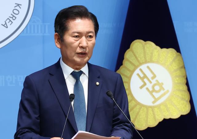 정청래 더불어민주당 의원이 15일 서울 여의도 국회 소통관에서 당대표 선거 출마 선언 기자회견을 하고 있다. 뉴스1