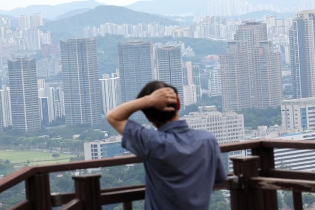 서울 아파트값이 꾸준히 오르면서 6월 셋째 주 매매가격 상승률이 주간 기준으로는 6년 9개월 만에 최대 상승폭을 기록했다. 19일 서울 남산에서 바라본 서울 아파트. 뉴시스