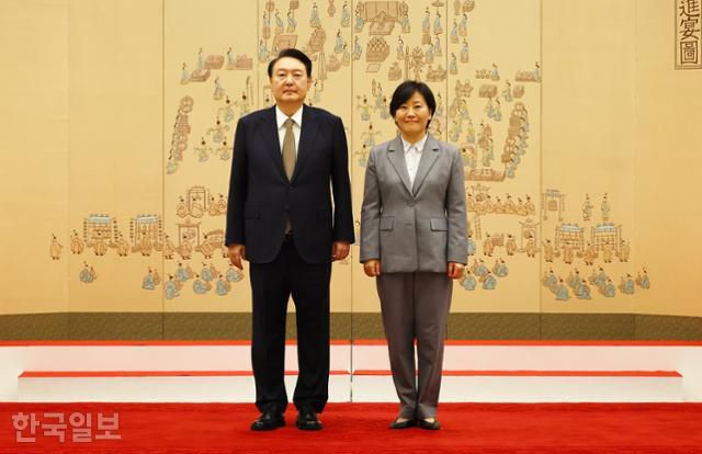 지난해 1월 3일 서울 용산 대통령실 청사에서 윤석열(왼쪽) 당시 대통령으로부터 임명장을 받은 송미령 농림축산식품부 장관이 윤 전 대통령과 함께 기념촬영을 하고 있다. 서재훈 기자