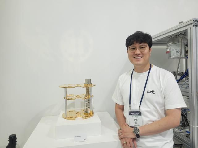 양자컴퓨터 스타트업 SDT의 윤지원 대표가 24일 서울 양재동 aT센터에서 열린 ‘퀀텀코리아 2025’ 전시에 참여해 자체 개발한 양자컴퓨터용 냉각기 '크라이오랙'을 소개하고 있다. 유닛 하나로 50큐비트급 양자컴퓨터를 가동할 수 있고, 여러 유닛을 연결해 성능이 더 높은 양자컴퓨터 냉각에도 활용할 수 있다. 신혜정 기자