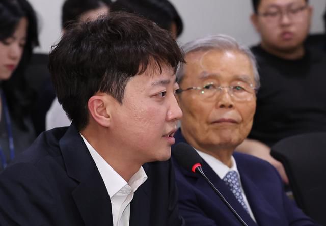 이준석(왼쪽) 개혁신당 의원이 23일 서울 여의도 국회 의원회관에서 열린 대선 평가 세미나에 참석해 기념사를 하고 있다. 오른쪽은 김종인 전 국민의힘 비상대책위원장. 뉴시스