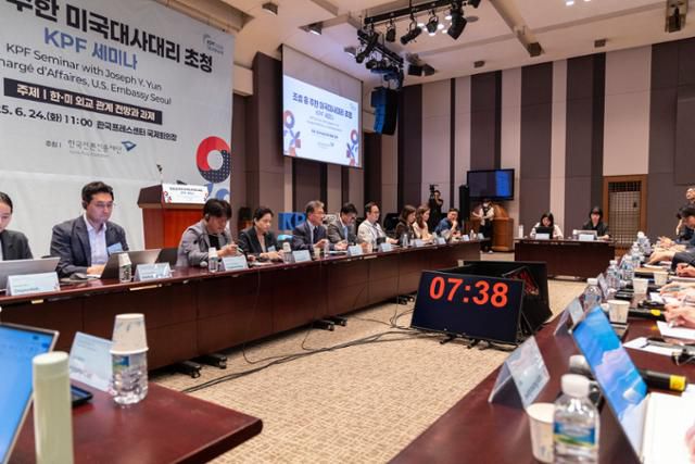 조셉 윤 주한미국대사대리가 24일 서울 중구 프레스센터에서 한국언론재단이 한미 외교 관계 전망과 과제를 주제로 개최한 KPF 초청 세미나에 참석해 질문에 답하고 있다. 연합뉴스