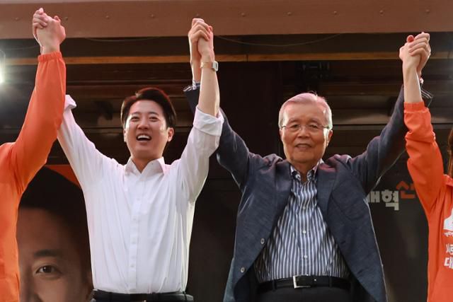 김종인(오른쪽) 전 국민의힘 비상대책위원장이 지난달 28일 서울 강남구 코엑스 동문에서 열린 이준석(왼쪽) 당시 개혁신당 대선 후보의 집중유세 현장을 찾아 이 후보와 함께 두 팔을 들어올리고 있다. 연합뉴스
