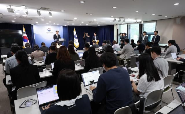 최우혁 과학기술정보통신부 정보보호네트워크정책관이 지난달 19일 서울 종로구 정부서울청사에서 SKT 침해사고 관련 민관 합동 조사결과 2차 브리핑을 하고 있다. 뉴스1