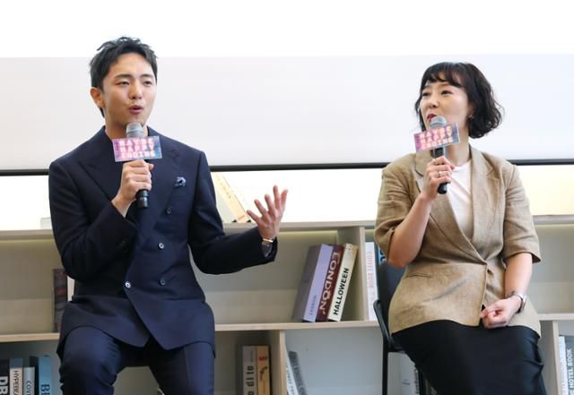 박천휴 작가와 프로듀서 한경숙(오른쪽)이 24일 서울 중구 커뮤니티하우스 마실에서 열린 뮤지컬 ‘어쩌면 해피엔딩’ 토니상 6관왕 기자간담회를 진행했다. 뉴스1