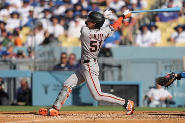 샌프란시스코 이정후가 4경기 무안타 침묵을 깨고 25일 마이애미전에서 안타를 기록했다. 사진은 16일 미국 캘리포니아주 로스앤젤레스의 다저스타디움에서 열린 LA 다저스와 경기에서 4회 초 2타점 적시 3루타를 치고 있는 이정후의 모습. 로스앤젤레스=AP 뉴시스