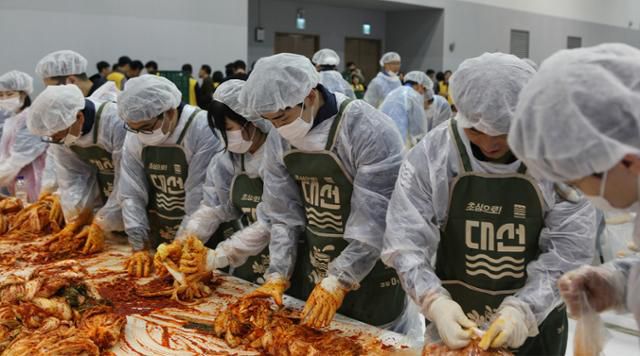 부산의 향토기업인 대선주조는 지역 사회를 위해 지속적인 각종 후원과 김장 나눔 행사 등 다양한 사회 공헌 활동을 펼치고 있다. 대선주조 제공