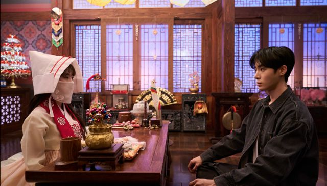 '견우와 선녀' 속 천지선녀 무당 박성아(조이현)와 그의 첫사랑 배견우(추영우). tvN 제공