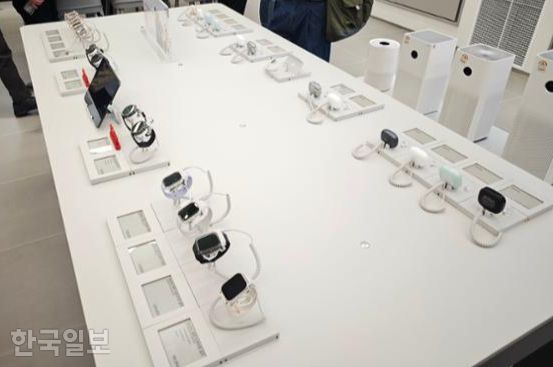 25일 서울 여의도 IFC몰 L2층에 위치한 샤오미 스토어에 샤오미의 태블릿과 스마트워치, 무선이어폰 등의 제품이 진열되어 있다. 김진욱 기자