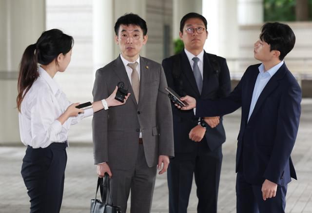 김용현 전 국방부 장관에 대한 구속영장 심문이 진행된 25일 서초구 서울중앙지법에서 김 전 장관의 변호인인 이하상(왼쪽 두 번째) 변호사가 취재진 질문에 답하고 있다. 연합뉴스