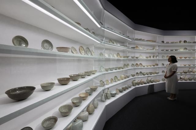 서울 용산 국립중앙박물관에 15~16세기 제작된 조선 백자 등 도자 300여 점이 전시돼 있다. 뉴시스