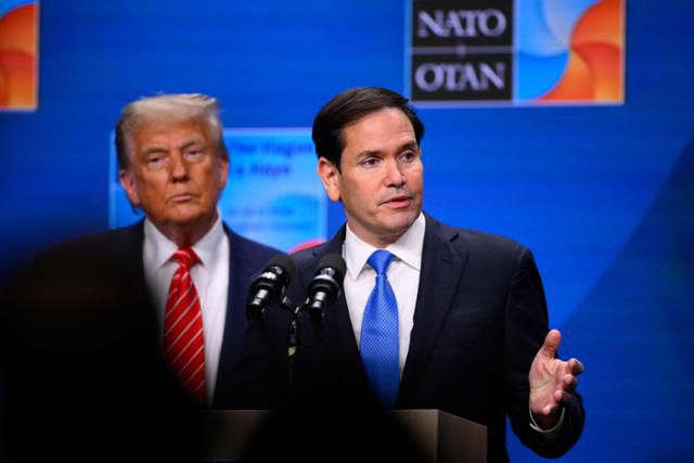 마코 루비오(오른쪽) 미국 국무장관이 25일 북대서양조약기구(NATO·나토) 정상회의를 계기로 네덜란드 헤이그에서 열린 도널드 트럼프 미 대통령 기자회견에 참석해 발언하고 있다. 헤이그=AFP 연합뉴스