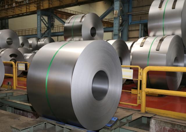 포스코 포항제철소 창고에 수출용 철강 제품들이 쌓여 있다. 포항=뉴스1