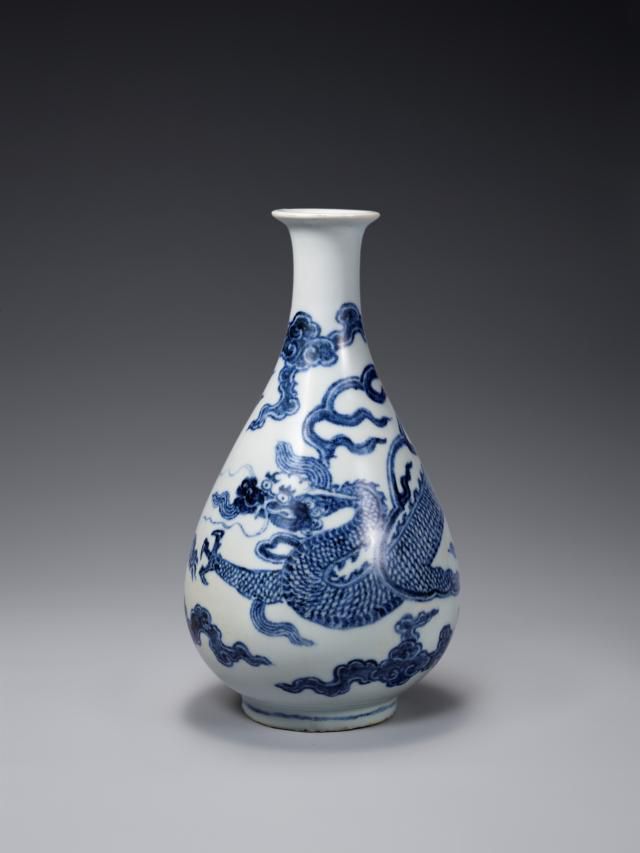 구름·용무늬가 새겨진 청화 백자(보물). 국립중앙박물관 제공