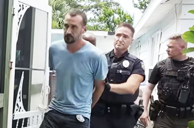 미국 플로리다주에서 생후 18개월 아들을 찜통 차량 안에 방치해 사망에 이르게 한 친부 스콧 앨런 가드너(왼쪽)가 19일 자신의 모친 집에서 체포되고 있다. 볼루시아카운티 보안관 사무실 제공