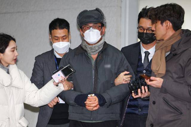 '12·3 비상계엄' 기획에 관여한 혐의로 구속된 노상원 전 국군정보사령관이 12월 24일 오전 은평구 서울서부경찰서에서 검찰로 송치되고 있다. 연합뉴스