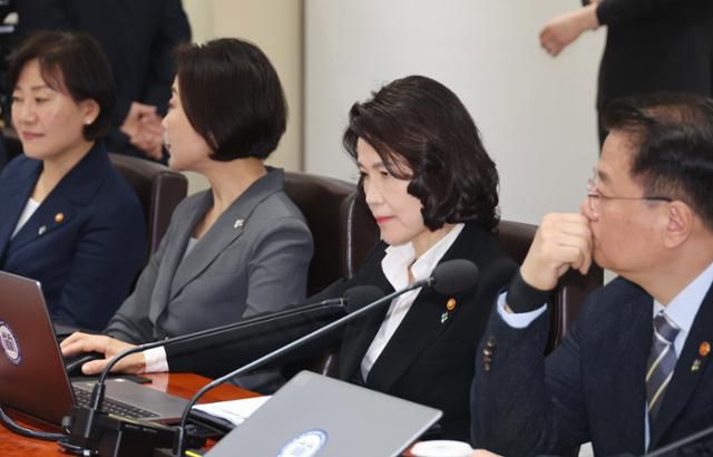 이진숙(오른쪽 두 번째) 방송통신위원장이 10일 서울 용산 대통령실에서 열린 국무회의에 참석해 있다. 뉴시스