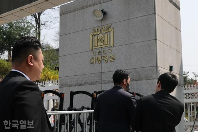 대통령실 압수수색을 시도 중인 경찰청 국가수사본부 비상계엄 특별수사단이 4월 16일 서울 용산 대통령실 청사 민원실 출입구로 들어서고 있다. 왕태석 선임기자