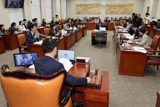 27일 서울 여의도 국회에서 열린 교육위원회 전체회의에서 김영호 위원장이 의사봉을 두드리고 있다. 뉴시스