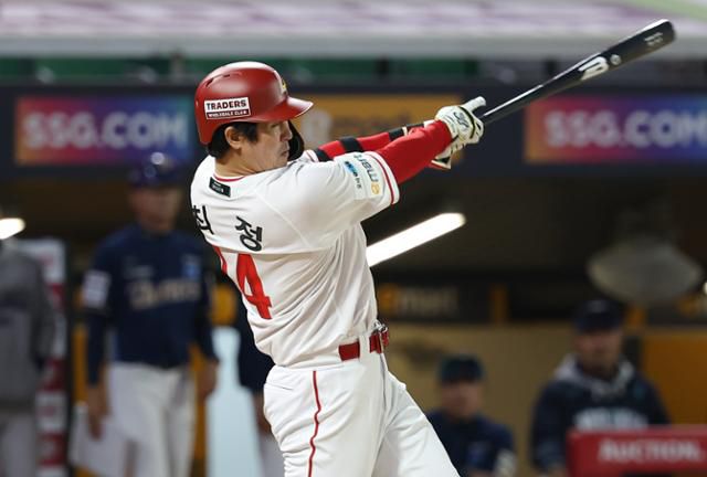 최정이 타격을 하고 있다. 연합뉴스