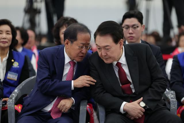 2023년 11월 7일 홍준표(앞줄 왼쪽) 당시 대구시장과 윤석열 당시 대통령이 대구 북구의 '대구 EXCO'에서 열린 '2023 바르게살기운동 전국회원대회'에 참석해 대화하고 있다. 한국일보 자료사진