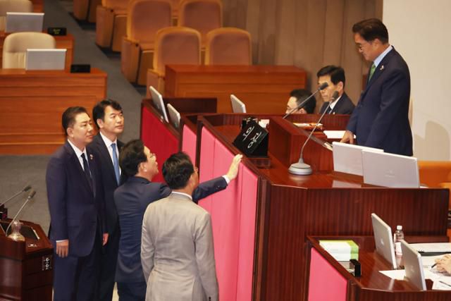 송언석 국민의힘 원내대표가 27일 국회에서 여당 주도의 법제사법위원장 등 상임위원장 선출에 반발해 우원식 국회의장에게 항의하고 있다. 고영권 기자