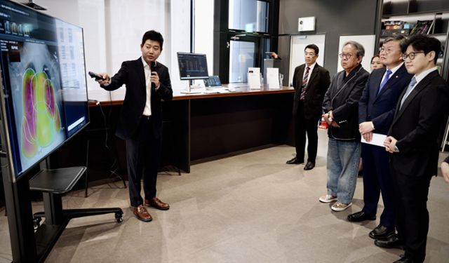 루닛 관계자가 27일 서울 강남구 루닛 사무실에서 김윤(오른쪽 두 번째) 국회 보건복지위원회 의원과 서범석(맨 오른쪽) 루닛 대표 등에게 '의료 특화 AI 파운데이션 모델'을 시연하고 있다. 루닛 제공