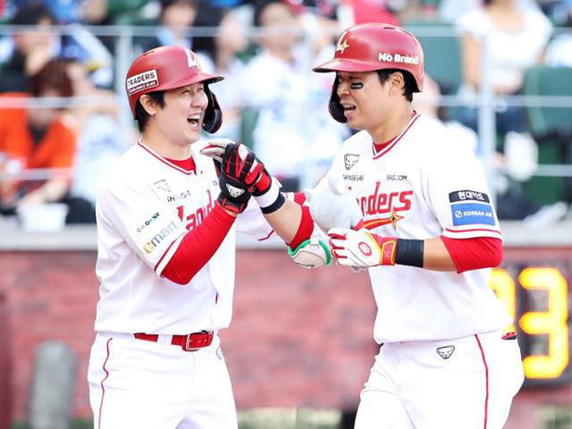 SSG 한유섬(오른쪽)이 3일 인천 SSG랜더스필드에서 열린 삼성과 홈경기에 홈런을 친 뒤 홈을 밟은 최정과 하이파이브를 하고 있다. 이들 듀오는 통산 8개의 연속 타자 홈런을 합작해 역대 최다 기록 타이까지 1개를 남겨뒀다. SSG 제공